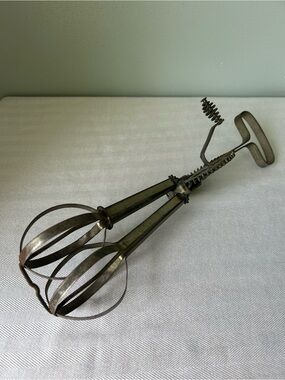 Vintage Hand Crank Egg Beater - Metal Whisk in Aged Silver